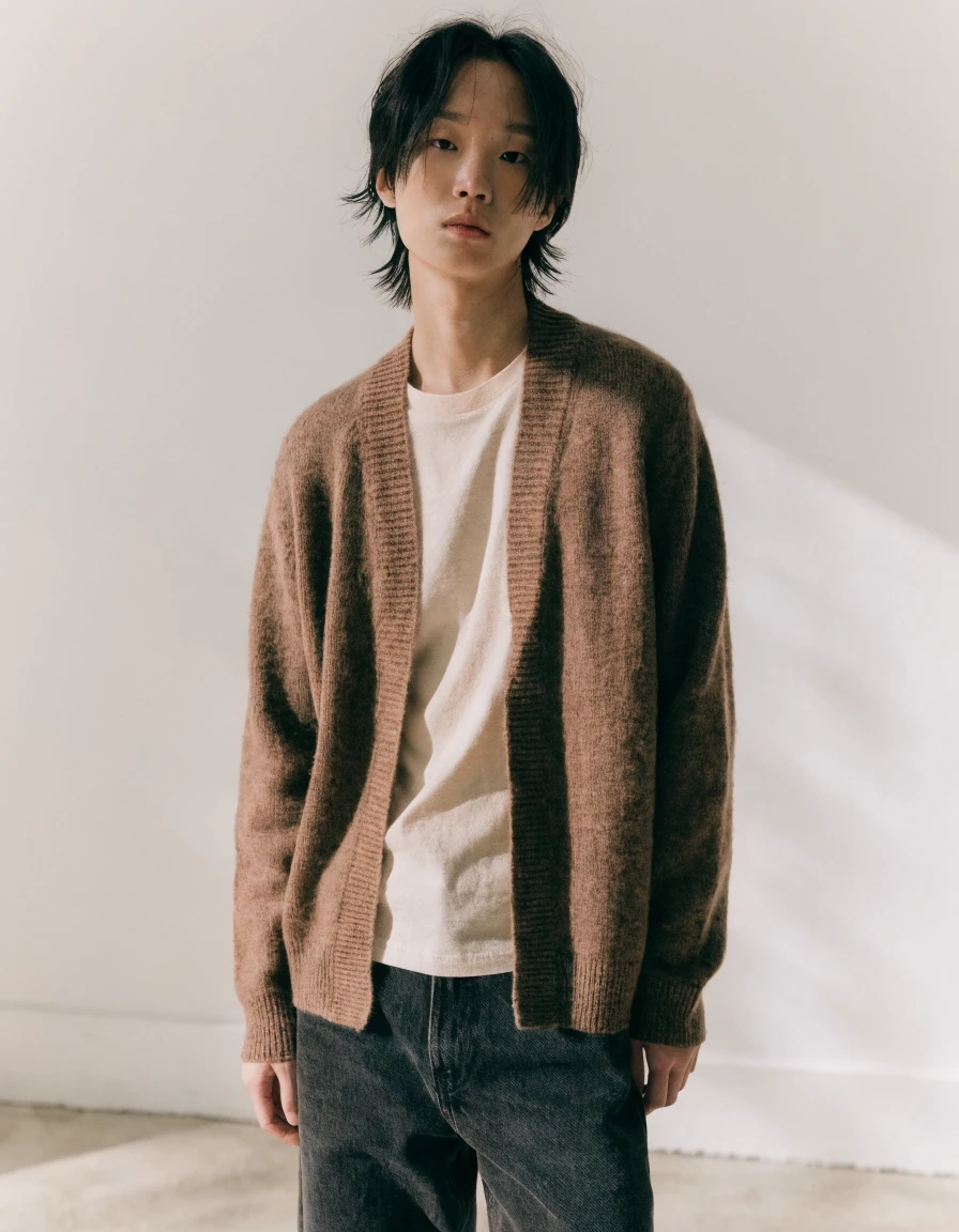 Cardigan in brown, front.